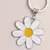 Llavero de aleación Kawaii con lindo diseño de margarita para hombres, accesorio para bolsos, mochilas y llaveros para el Día del Rey en internet