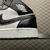 Air Jordan 1 Mid Black And White na internet
