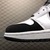 Air Jordan 1 Mid White And Black na internet