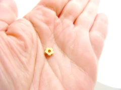 Entremeio flor maciça 5 pétalas com furo ouro - 26 gramas - comprar online
