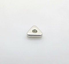 Entremeio triângulo maciço com furo 7x1,5mm níquel free - 36 gramas