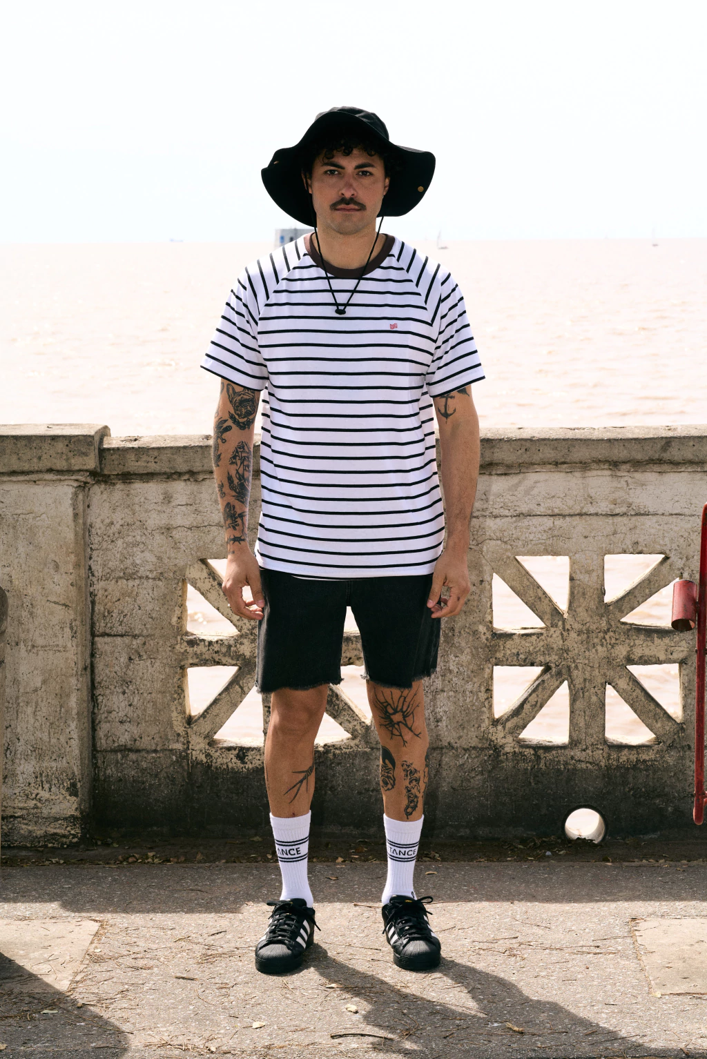 REMERA AIRE - cuello chocolate