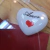 Quadro artesanal em couro vermelho com coração de porcelana "Amor" na internet