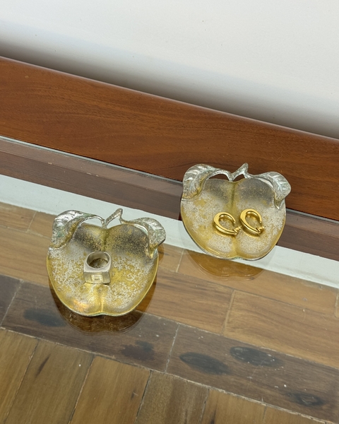 dupla de maçãs em metal