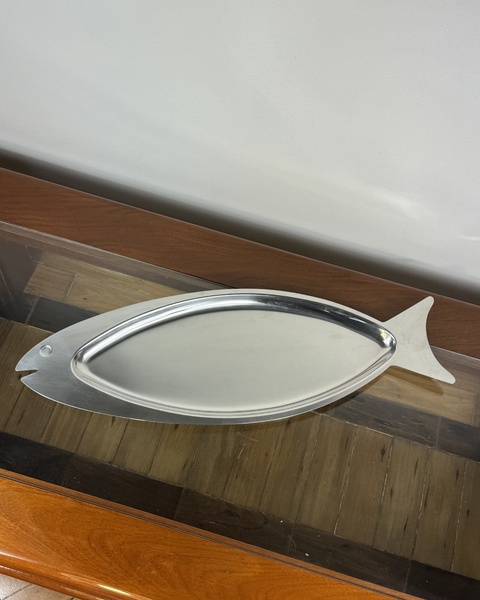 travessa em inox no formato de peixe