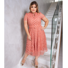 Vestido midi de tule com saia prissada acompanha cinto. na internet