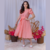 Vestido midi com saia prissada acompanha o cinto.