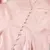 Vestido feminino de seda rosa, com mangas bufantes e botões na frente.
