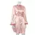 Vestido feminino de seda rosa, com mangas bufantes e botões na frente.