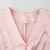 Vestido feminino de seda rosa, com mangas bufantes e botões na frente.
