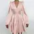 Imagem do Vestido feminino de seda rosa, com mangas bufantes e botões na frente.