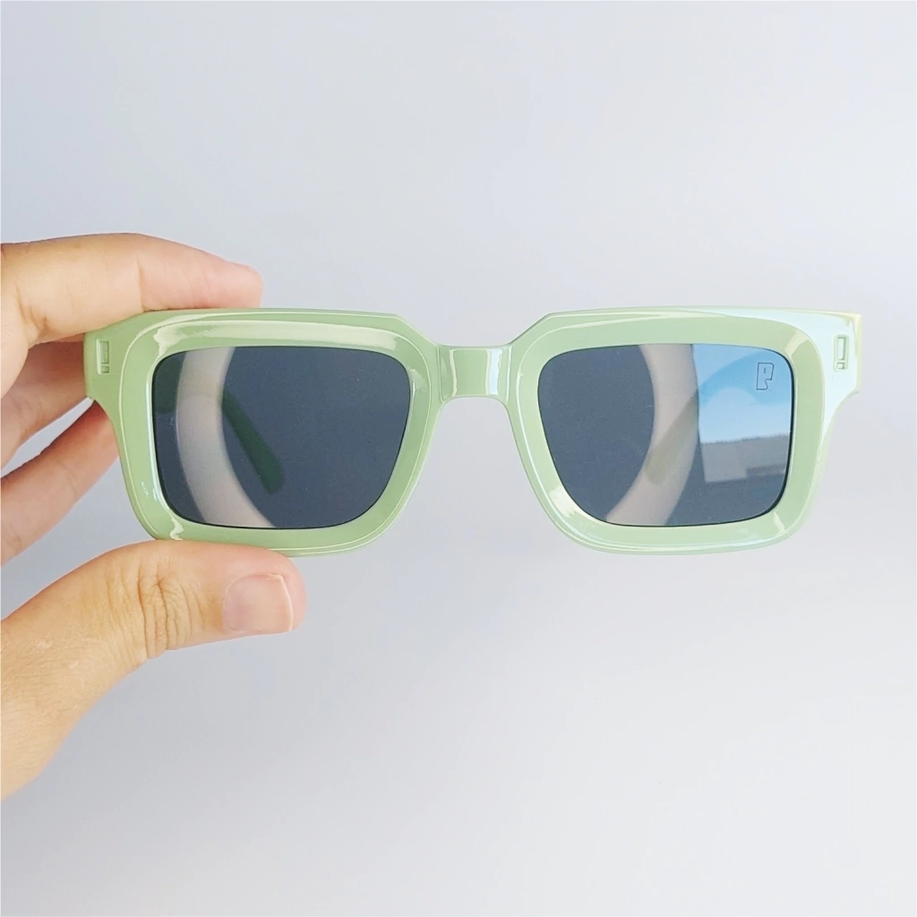 Óculos de sol com proteção UV - Modelo MB