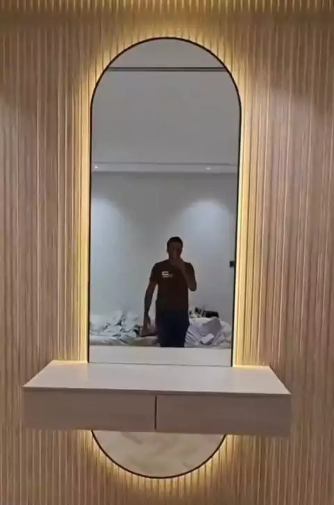 Espejo ovalado con borde y luz 160x60