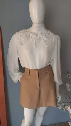 Blusa de talhes na gola