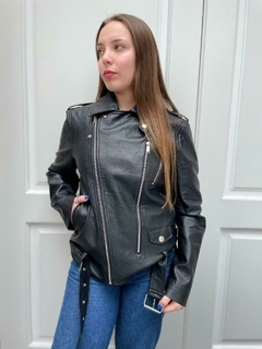 CAMPERA CUERO NEGRA CRUZADA - comprar online