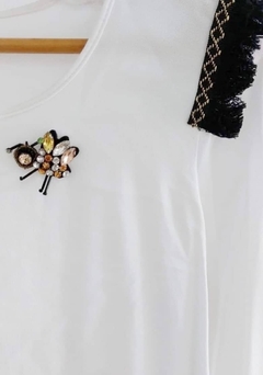 Blusa Manga Campana,con Bordado De Abeja En Piedras