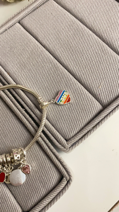 Berloque love arco íris