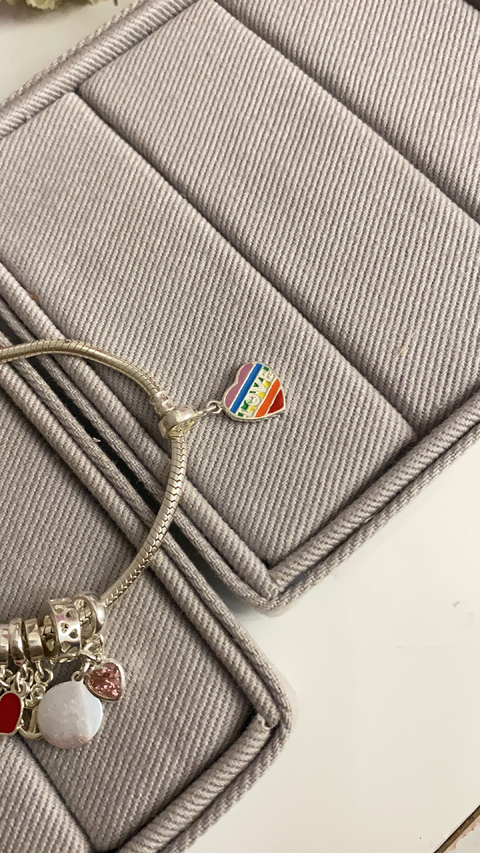 Berloque love arco íris