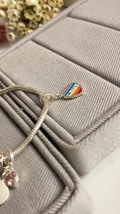 Berloque love arco íris na internet