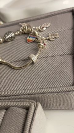 Berloque separador com microzircônias na internet