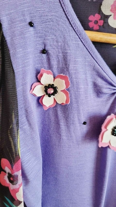 Remera violeta con mangas fruncidas de microtul floreado en internet
