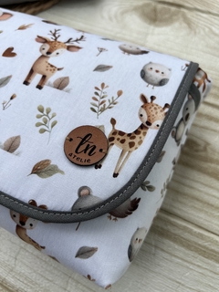 Imagem do NECESSAIRE PORTA FRALDA E LENÇO COM ABA - BICHINHOS FOFOS