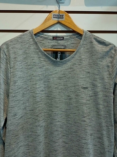 Camisa Manga Longa Tracejada Gola V Cinza Claro
