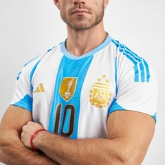 NUEVA CAMISETA TITULAR 2024/2025 DE RIVER + CAMISETA DE LA SELECCION ARGENTINA DE REGALO - GREFE SHOP