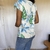 Blusa estampada fundo branco flores azul e verde - G - EMILI - comprar online
