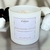 Vela perfumada "Renovando Ciclos" em recipiente branco com tampa, aroma de orquídea negra e cristais de quartzo branco, feita de cera de coco, 180g.