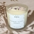 Vela perfumada Conexão Interior de cera de coco, com pedaços de ametista e bambu, em recipiente transparente de 180g.