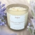 Vela perfumada Silêncio Sagrado de 180g, com fragrância de lavanda e cristais de quartzo rosa.