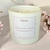 Vela perfumada "Vibrando Amor" de cera de coco, com aroma de flor de cerejeira e cristais de quartzo rosa, em recipiente branco 180g.