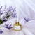 Frasco de difusor de varetas Silêncio Sagrado de 250ml, com varetas brancas de algodão, aroma de lavanda e cristais de quartzo rosa.
