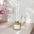 Difusor de varetas Vibrando Amor 250ml com varetas de fibra de algodão, energizado com quartzo rosa e aroma de flor de cerejeira.
