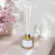Difusor de varetas Vibrando Amor 250ml com varetas de fibra de algodão, energizado com quartzo rosa e aroma de flor de cerejeira.