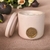 Vela perfumada de concreto artesanal, com tampa e aroma de flor de figo, decoradas com flores de cera perfumada e energizada com cristais de quartzo rosa.