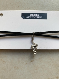 Collar de gamuza doble tira, dije de serpiente platesdo