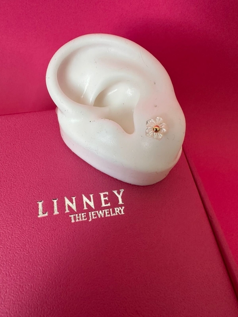 Brinco Flor de Madrepérola em Ouro 18k