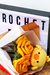 Ramo rosas y pollito - comprar online