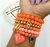 Mix de pulseiras coloridas na internet