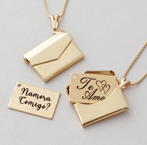 ￼Colar feminino envelope personalizado com cartinha em plaquinha de metal banhado a ouro 18k