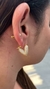 Brinco argola em formato de coração cravejado com cristais, usado na orelha de uma mulher. Banhado a ouro 18k. MW Semijoias e Acessórios