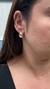 Brinco click gota lisa dourado em uso, na orelha de uma mulher, destacando seu design elegante. Banhado a ouro 18k. MW Semijoias