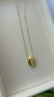 Colar oval em semijoia com ponto de zircônia, em uma caixa elegante.