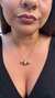 Colar Trio de Gotas em semijoia, com três pingentes em formato de gota, usando por uma mulher com roupa preta. Banhado a ouro 18k. MW Semijoias e Acessórios