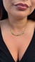 Colar Gotas semijoia em destaque, com design elegante, usado por uma mulher. Banhado a ouro 18k. MW Semijoias e Acessórios
