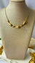 Colar Gotas em semijoia dourada exibido em um suporte elegante. Banhado a ouro 18k. MW Semijoias e Acessórios