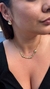 Colar Gotas semijoia em metal dourado, com design moderno, usado por uma mulher com cabelo solto e brincos combinando. Banhado a ouro 18k. MW Semijoias e Acessórios