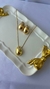 Colar Gota Liso M em semijoia dourada com brincos combinando, apresentado em uma bandeja decorativa.Banhado a ouro 18k. MW Semijoias e Acessórios